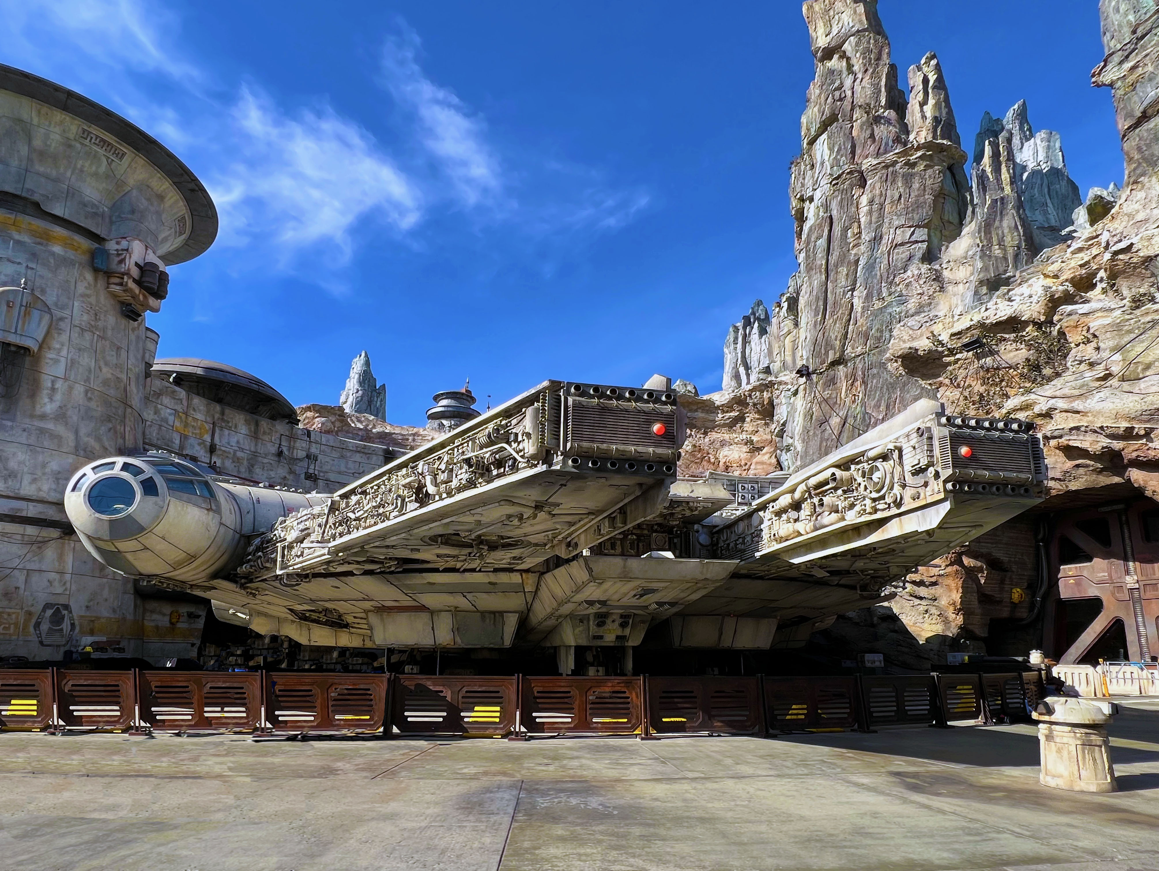 O Millennium Falcon estacionado do Black Spire Outpost, Planeta Batuu