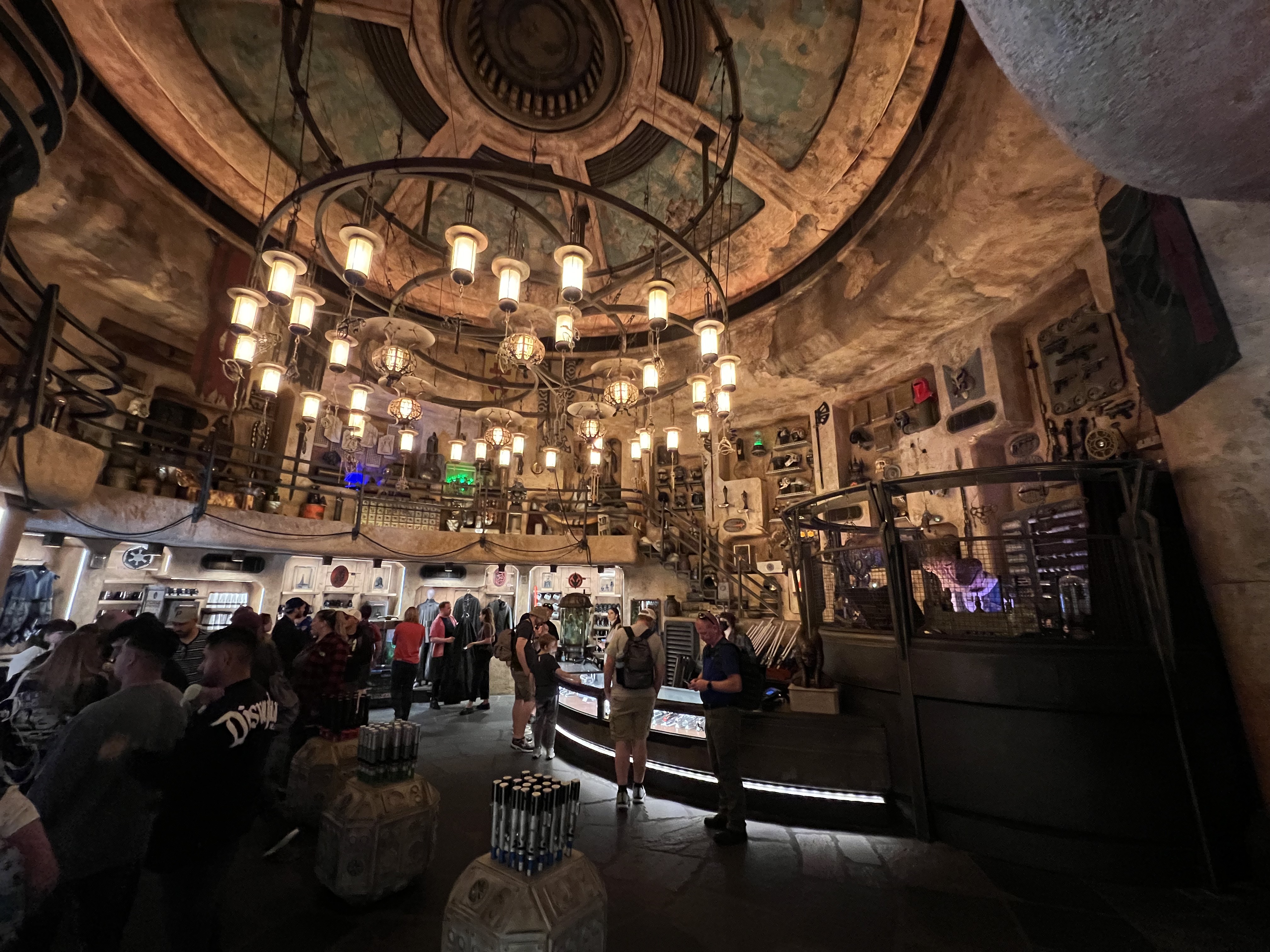 Dok-Ondar's Den of Antiquities, vista geral, a principal loja em Batuu